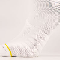 All White Socken von der Seite fotografiert