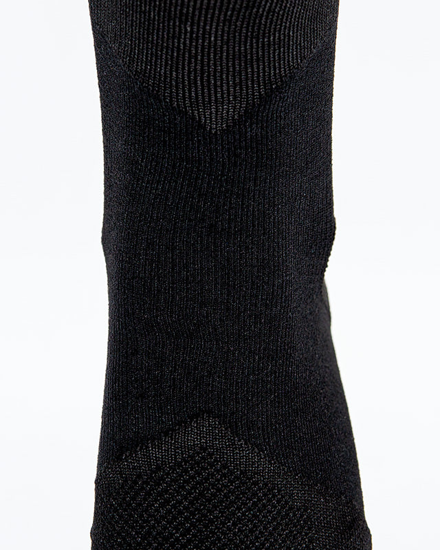 Kreuzansicht des Sockens mit All Black Socken