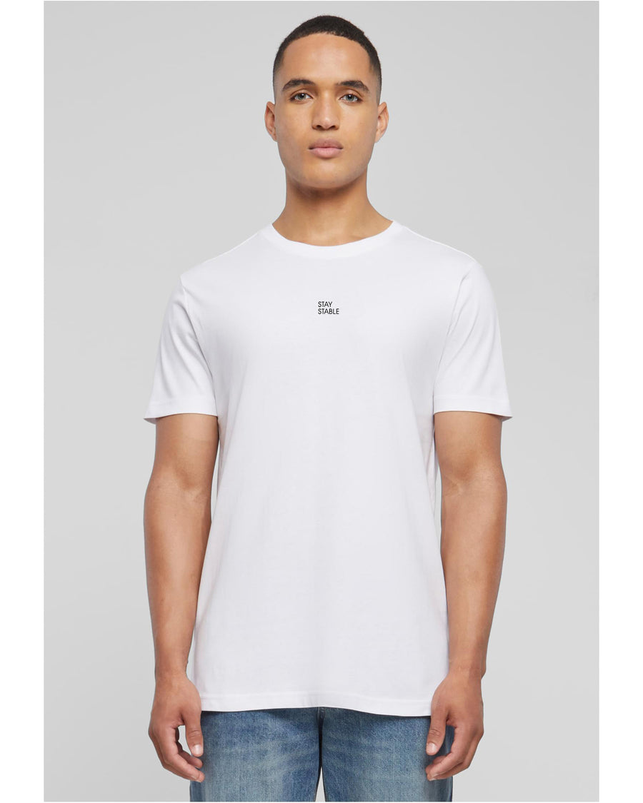 Person mit basic T-Shirt in weiß von vorne  mit kleinem schwarzen Stay Stable Print mittig auf der Brust