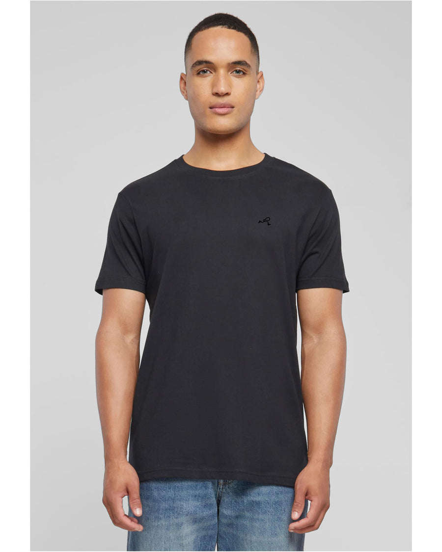 Person mit basic T-Shirt in schwarz von vorne