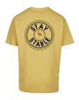 oversized T-Shirt von hinten in gelb mit schwarzem Oversized Stay Stable und Flamingo Print